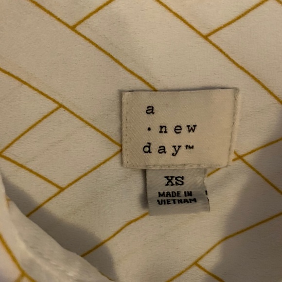 Patterned button down blouse - Picture 2 of 3